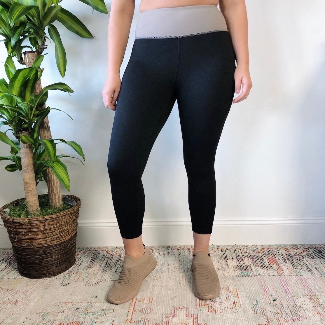 Stone Wrap Band Crop Leggings • 1766 SIZE SMALL