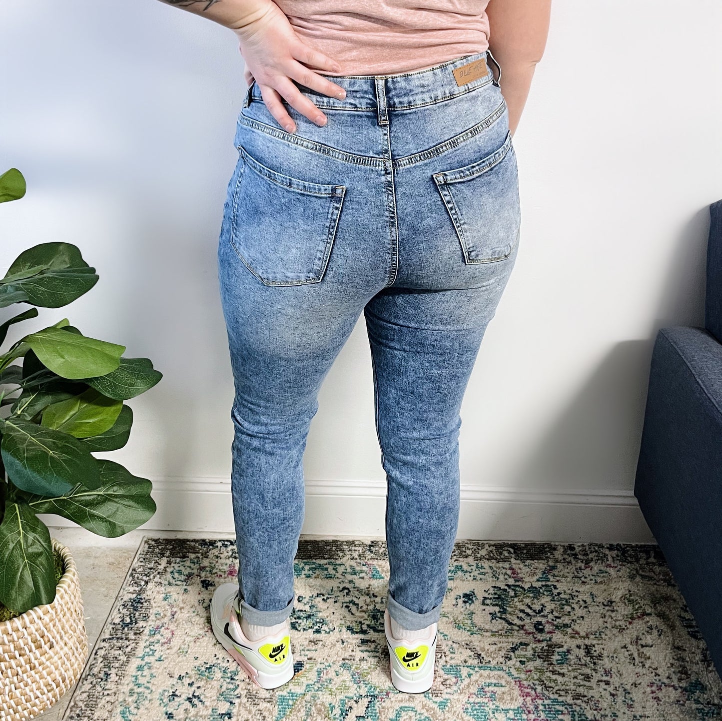Mila Skinny Jeans • Medium-Wash